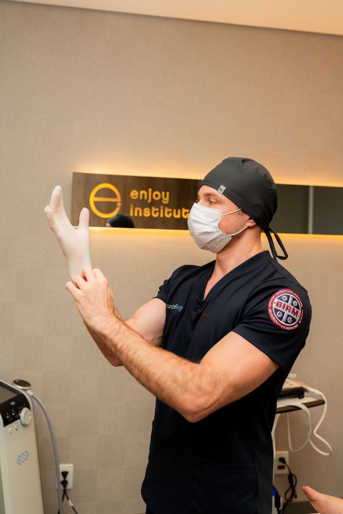 Dr. André Lage preparando-se para procedimento clínico