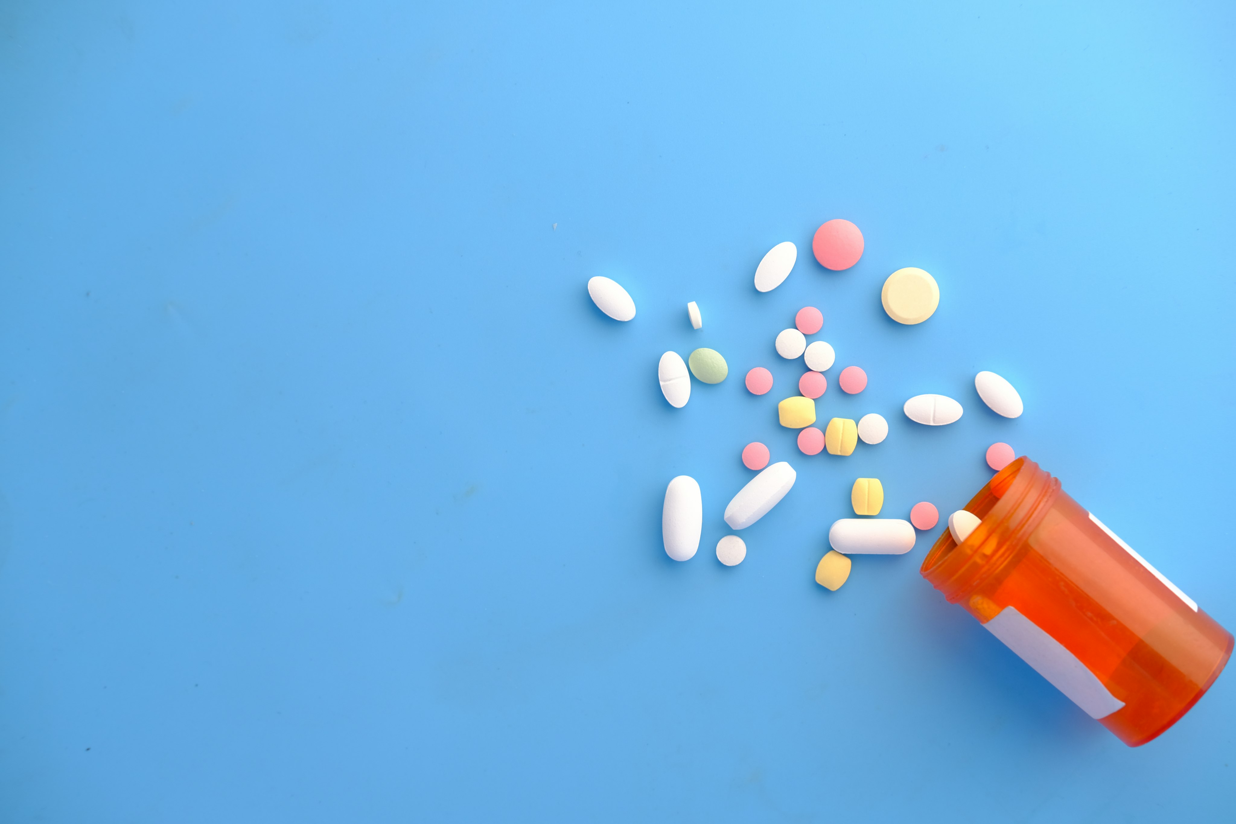 Medicamentos sobre fundo azul